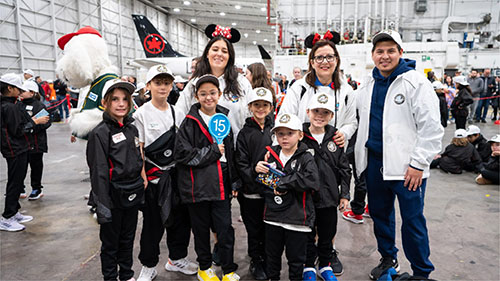 Ce matin, le premier vol d’Air Canada et de Voyage de rêves au départ de Montréal depuis 2019 a décollé pour faire vivre à 150 enfants un voyage inoubliable à Orlando. (Groupe CNW/Air Canada)